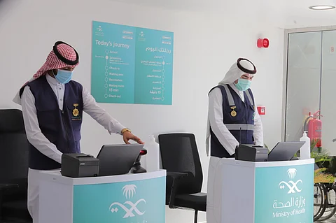 "يا هلا حياكم الله".. هكذا يستقبل أبطال الصحة المراجعين لتلقى اللقاح بالمدينة المنورة