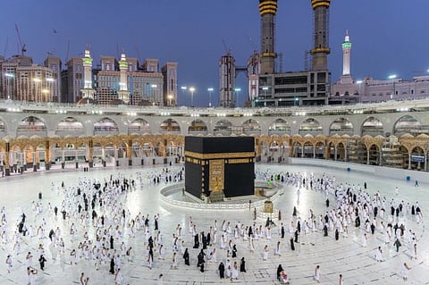 هل يسمح للزوج بالدخول مع زوجته بحجة "المُحرم" عند أدائها العمرة؟