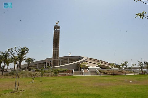 مسجد مطار الملك عبد العزيز تحفة معمارية مستوحاة من التراث الإسلامي