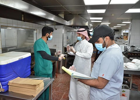 في أسبوع.. بلدية خميس مشيط تغلق 74 منشأة وتتلف 1217 كجم مواد غذائية