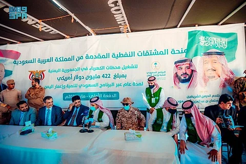 وصول أولى دفعات منحة المشتقات النفطية السعودية إلى ميناء عدن في اليمن