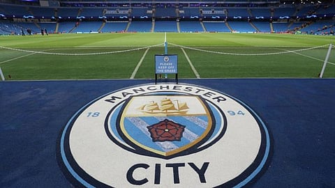 مانشستر سيتي بطلاً للدوري الإنجليزي .. مستفيدًا من خسارة اليونايتد