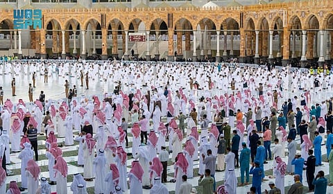 الجموع تؤدي صلاة عيد الفطر بمختلف المناطق.. والإجراءات الاحترازية حاضرة