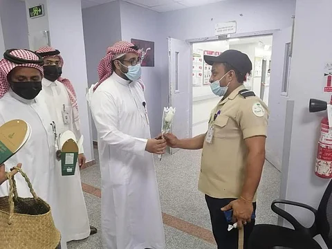 "لا تنشر غير الفرح".. مستشفى العارضة وصبيا يعايدان الموظفين بباقات ورد