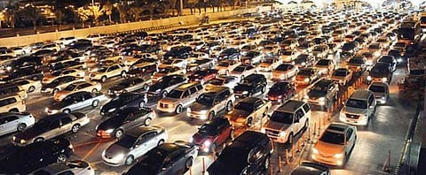 شاهد .. زحام السيارات على جسر الملك فهد مع ساعة الصفر لبدء السماح لسفر المواطنين للبحرين