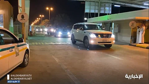 شاهد.. توافد المسافرين على منفذ سلوى وهذه هي إجراءات العبور