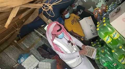 بالصور.. الكشف عن مستودع مواد غذائية منتهية الصلاحية بـ"شفا الطائف"