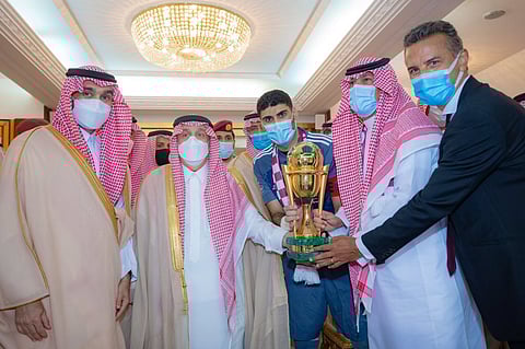 نيابة عن الملك .. أمير الرياض يتوج نادي الفيصلي بكأس خادم الحرمين