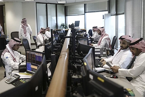 "الموارد البشرية" تستثني 10 فئات من الحضور لمقرات العمل