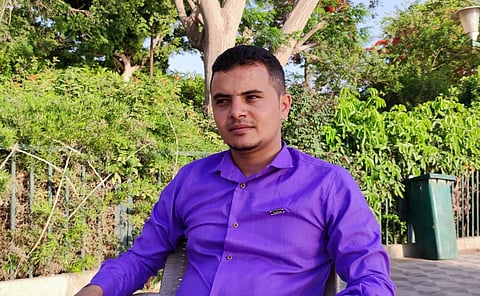 عذَّبوه ونكَّلوا به وأهانوا والدته.. صحفي يحكي تجربة اعتقاله المريرة في معتقلات الحوثيين لـ"سبق"