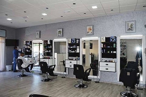 "بلدية العرضيات": لم نغلق جميع صوالين الحلاقة والقرار لم يأت فجأة