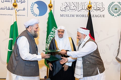 كبار علماء باكستان وأفغانستان يوقعون من جوار البيت الحرام.. "إعلان السلام في أفغانستان"