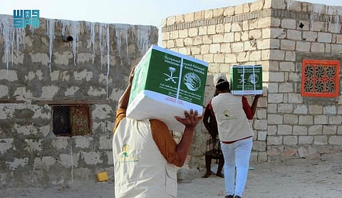 "إغاثي الملك" يواصل توزيع السلال الغذائية بحضرموت