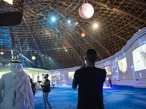 لاعبون من ناديي "الاتحاد" و"النصر" يزورون معرض مشروعات منطقة مكة بقبة جدة