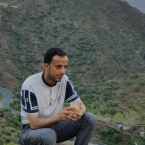 حبسوه في "بيت الرعب" وشاهد زميله يموت أمامه.. شاب يحكي لـ"سبق" قصة اعتقاله وابتزازه ماليًّا من الحوثيين