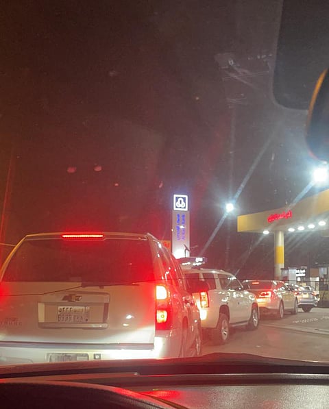 لقلة الصرافات.. أهالي "المهدية" يصطفون طوابير طويلة لإنهاء معاملاتهم البنكية