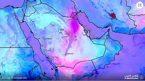 أغلقوا النوافذ بإحكام.. عاصفة رملية قوية على مشارف الرياض