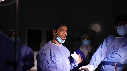 "النعمي" يجري عملية ناجحة لمصابة بالسمنة المُفرطة أحشاؤها الداخلية معكوسة