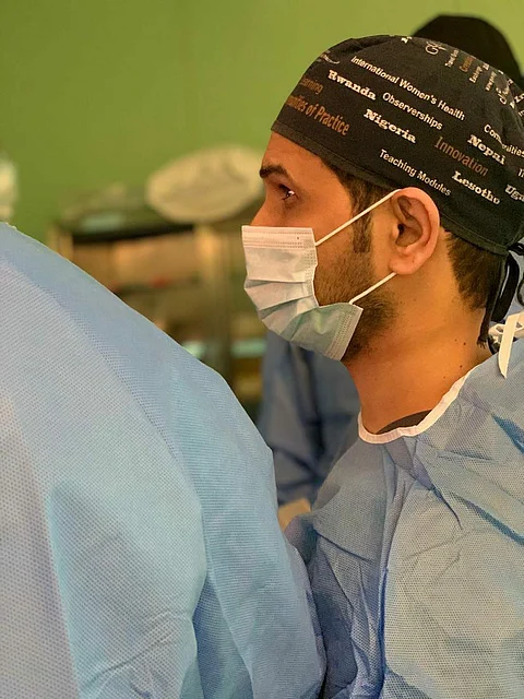 طبيب سعودي ينجح في عملية "تكميم" لمريضة أحشائها معكوسة