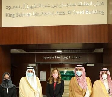 "السديري" و"غيداء بنت طلال" يزوران مبنى الملك سلمان في "الحسين للسرطان"