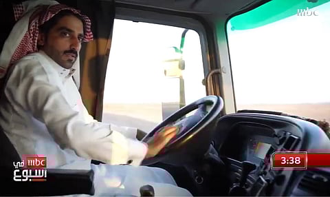 ارتبط بها 20 عامًا ولن يتخلى.. شاهد قصة أكاديمي في الكد على شاحنته المحببة!