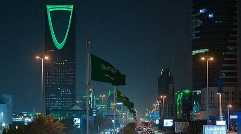آخرها تثبيت سعر البنزين.. رغم خسائر "كورونا" المملكة لم تتخذ قرارات أليمة ترهق مواطنيها