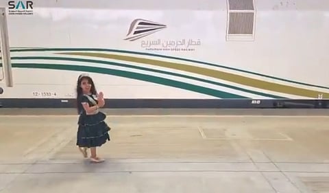 "الخطوط الحديدية" تحقق حماس طفلة نشر والدها مقطعًا لها وهي تركض لرؤية "قطار الحرمين"