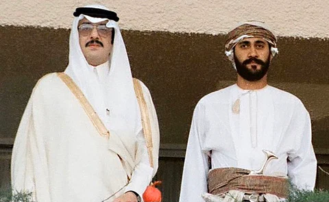 شاهد.. صورة تاريخية عمرها ٣٧ عاماً تجمع "سلطان عُمان" بـ "فيصل بن فهد"