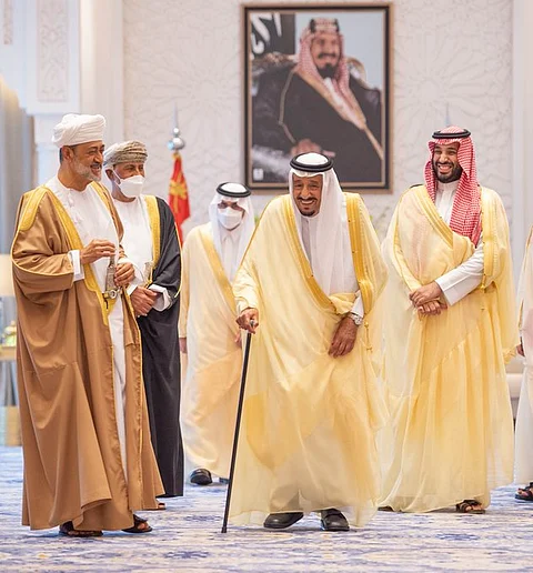 شاهد.. صورة باسمة للملك سلمان والسلطان هيثم وولي العهد تجتذب رواد "تويتر"