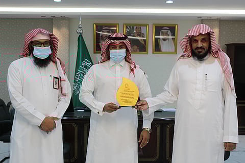 "الشؤون الإسلامية" تكرّم مدير إدارة مساجد المدينة المنورة