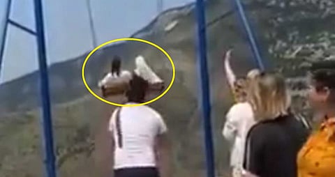 فيديو الأرجوحة المرعبة.. شاهد تفاصيل الحادث ومصير المرأتين بعد السقوط