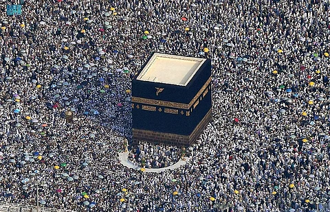 كسوته وأسماؤه ولماذا لم يعد لها؟.. قصة حجر الكعبة "الحطيم" ورعايته
