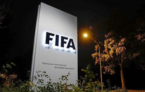من بينها رمية التماس بالقدم.. "فيفا" يدرس تغيرات جذرية في قوانين اللعبة