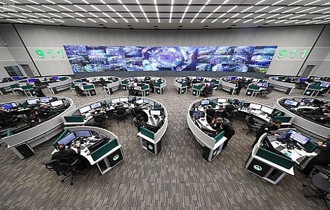 قائد المركز الوطني للعمليات الأمنية يقف على جاهزية "911" بمكة المكرّمة