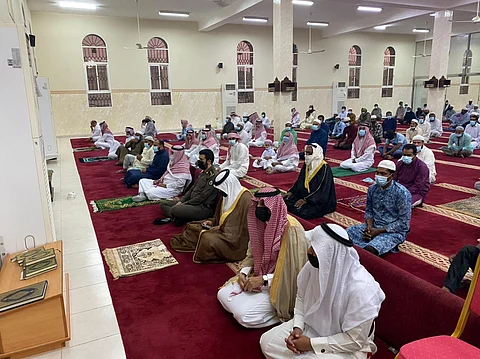 "محافظ يدمة" المكلف يتقدم المصلين لعيد الأضحى المبارك