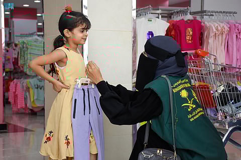 "إغاثي" الملك يوزع كسوة عيد الأضحى لـ1000 طفل يمني يتيم