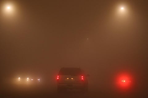 شاهد.. الضباب يعانق مرتفعات الشفا بالطائف وتواجد كبير للمتنزهين 