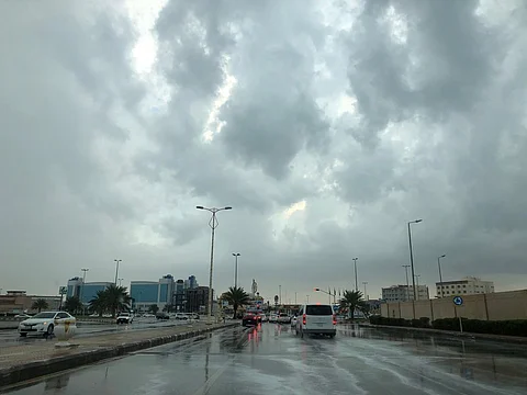 أمطار ورياح وصواعق في جازان.. وتنبيه من "الأرصاد" بتدنٍ في الرؤية إلى 3 كم