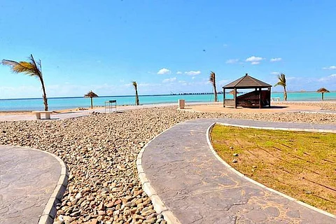شاطئ "سيف جدة".. الرياضات البحرية تجذب السائحين