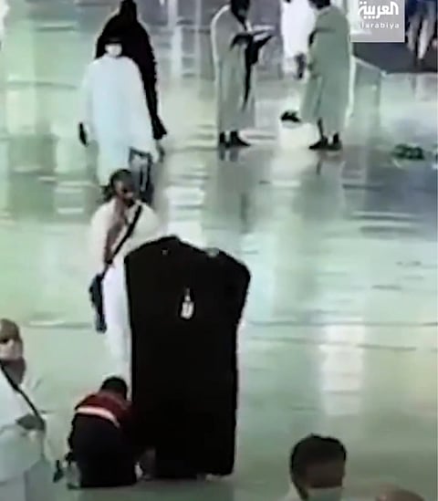 شاهد .. لقطة إنسانية لمتطوعة سعودية في المسجد الحرام تحظى بإشادة واسعة