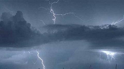 حالة تستمر حتى 7 مساء.. الأرصاد: سحب رعدية ورياح نشطة على الباحة