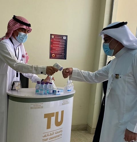 بالصور.. رئيس جامعة الطائف يتفقد مركز اللقاح في الجامعة ويشهد آلية عمله