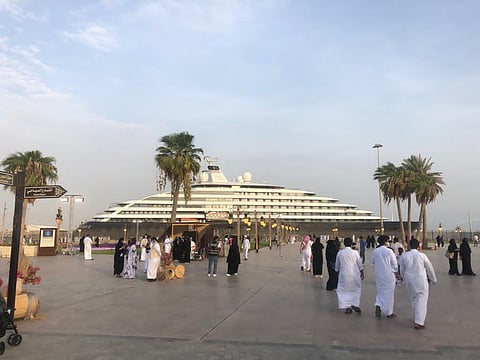 شاهد.. "تاريخية ينبع" تبهر سياح الكروز السياحية بمتابعة من المحافظ