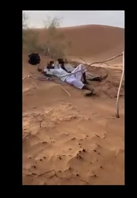 شاهد.. كيف أنقذ "النماصي" و"الرخيص" وافدين من الموت في "نفود حفر الرخيص"