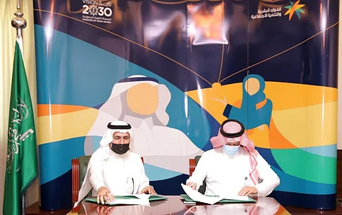 "مذكرة تفاهم" بين "الموارد البشرية" بمكة و"مدرسة جدة المتطورة لتعليم القيادة"