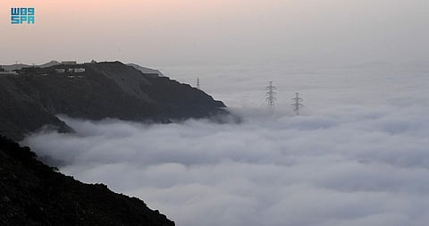 خطف أبصار وإعجاب.. بماذا فسّر "المسند" ظاهرة "بحر السحب" بعسير؟