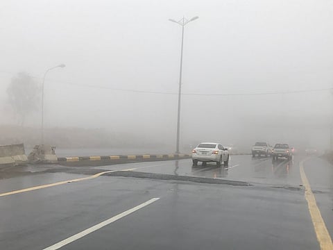 أمطار من متوسطة إلى غزيرة ورياح سطحية وتساقط البَرَد على منطقة عسير