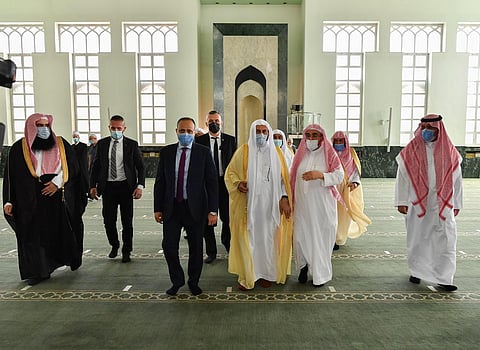 بالصور.. وزير الشؤون الإسلامية يزور جامع الملك فهد بسراييفو