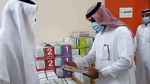 شاهد.. مدير تعليم ينبع يطلع على آلية توزيع المقررات من المستودعات للمدارس