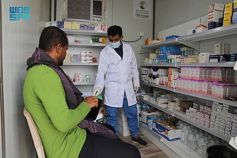 عيادات "إغاثي" الملك تقدم خدماتها العلاجية لـ221 مستفيدًا في عبس بمحافظة حجة